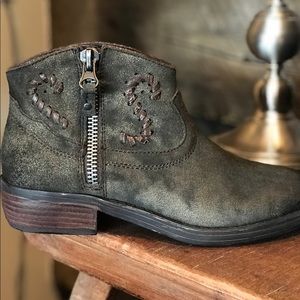 OTBT dark green suede bootie